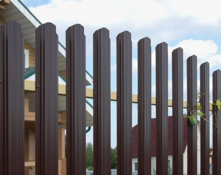 Преимущества использования евроштакетника в ограждении участка