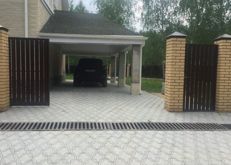 Как обустроить въезд на участок: идеи для частного дома